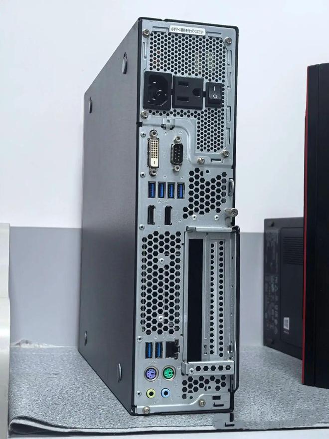 330包邮C246芯片组可上8代志强5盘位。这不就是飞牛圣体